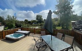 Luxury Lakeside Lodge L1 With Hot Tub Situated At Tattershall Lakes Country Park