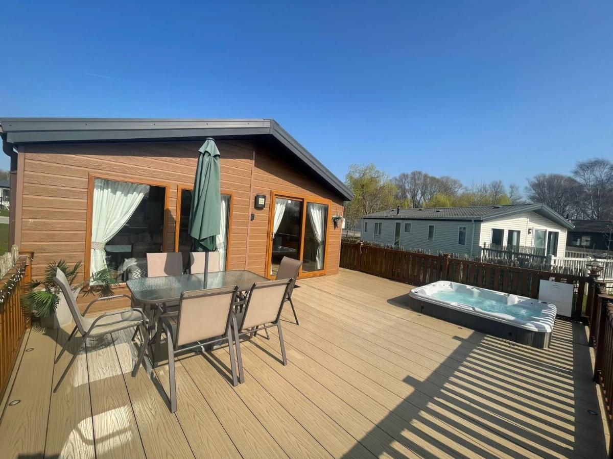 Luxury Lakeside Lodge L1 With Hot Tub Situated At Tattershall Lakes Country Park Exterior photo