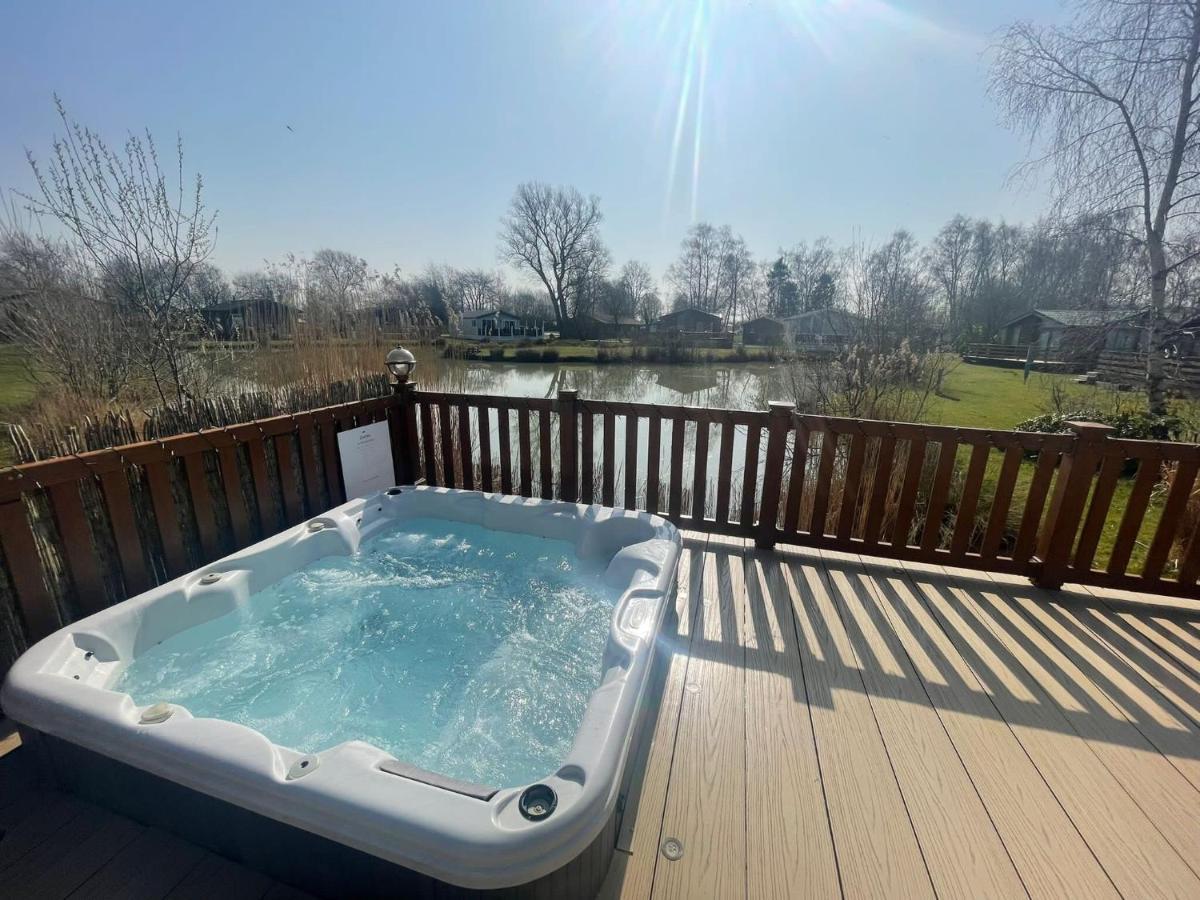 Luxury Lakeside Lodge L1 With Hot Tub Situated At Tattershall Lakes Country Park Exterior photo